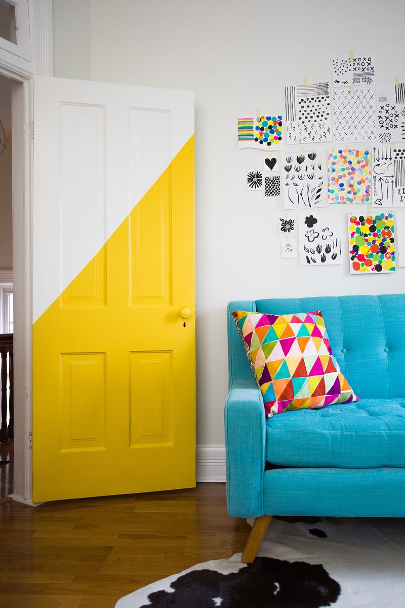 Puerta half paintes o pintada a medias amarillo y blanco. R de Room Interiorismo.
