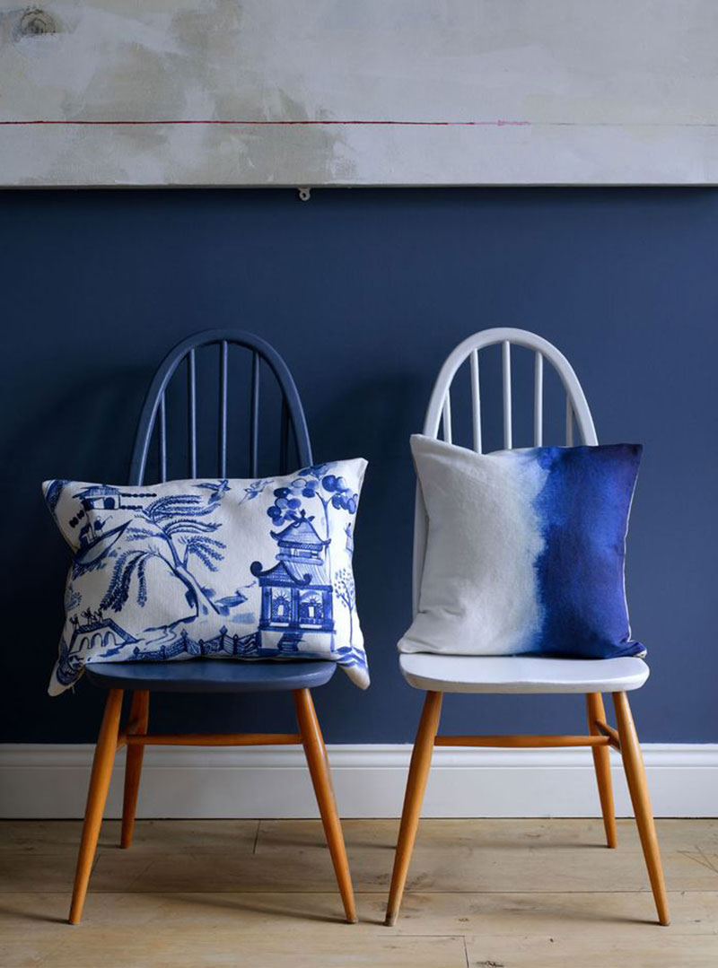 Silla de madera half-painted azul marino y blanco. R de Room Interiorismo Madrid