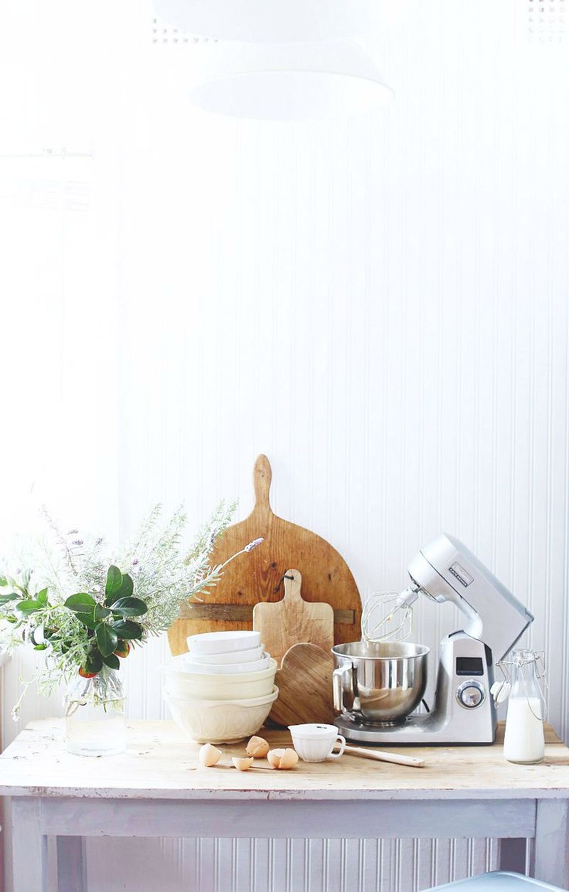 Cortar la tabla de madera en la mesa de la cocina de madera