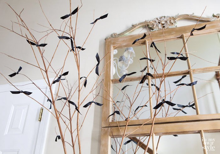 R de Room BLOG. Decoración elegante y fácil para Halloween 2015. Murciélagos de lazo negro en ramas secas.