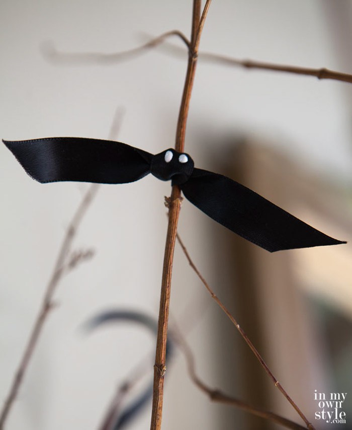 R de Room BLOG. Decoración elegante y fácil para Halloween 2015. Murciélagos de lazo negro en ramas secas.
