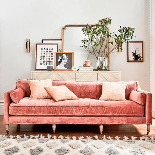 Tendencia deco: terciopelo. Guía de estilo para tener una casa con clase. Sofá rosa.
