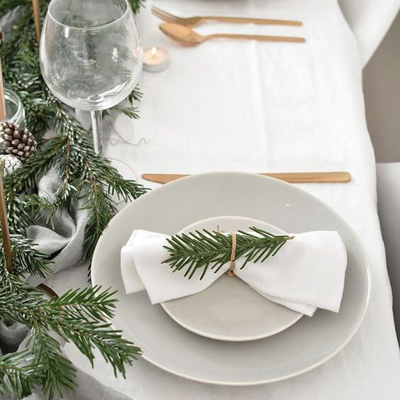 Ideas sencillas para decorar una mesa de Navidad de estilo moderno