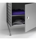 Estantería STRING de 3 módulos con 2 cabinets, 3 baldas zapatero y colgadores en gris.