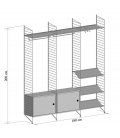 Estantería STRING de 3 módulos con 2 cabinets, 3 baldas zapatero y colgadores en gris.