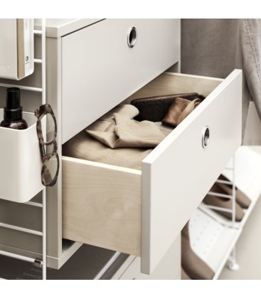 Estantería STRING de 3 módulos con 2 cajoneras y 4 baldas zapatero en beige y blanco.