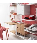 Estantería STRING de 3 módulos con 2 cabinets, escritorio y multimedia en blanco y roble.