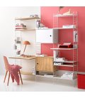 Estantería STRING de 3 módulos con 2 cabinets, escritorio y multimedia en blanco y roble.