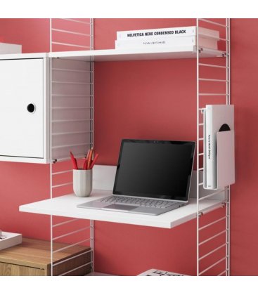 Estantería STRING de 3 módulos con 2 cabinets, escritorio y multimedia en blanco y roble.