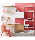 Estantería STRING de 3 módulos con 2 cabinets, escritorio y multimedia en blanco y roble.