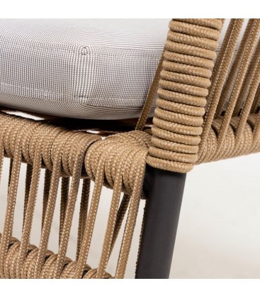 Sofá de exterior beige con patas metálicas negras TERES
