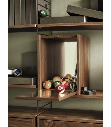 Estantería STRING de 3 módulos con 4 cabinets en nogal con paneles marrones.