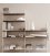 Estantería STRING de 3 módulos con 2 cabinets y 1 mesa plegable en nogal con paneles blancos.
