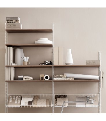 Estantería STRING de 3 módulos con 2 cabinets y 1 mesa plegable en nogal con paneles blancos.