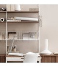 Estantería STRING de 3 módulos con 2 cabinets y 1 mesa plegable en nogal con paneles blancos.