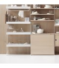 Estantería STRING de 3 módulos con 1 cabinet y 1 mesa plegable en fresno con paneles blancos.