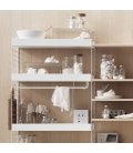 Estantería STRING de 3 módulos con 1 cabinet y 1 mesa plegable en fresno con paneles blancos.