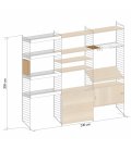 Estantería STRING de 3 módulos con 1 cabinet y 1 mesa plegable en fresno con paneles blancos.