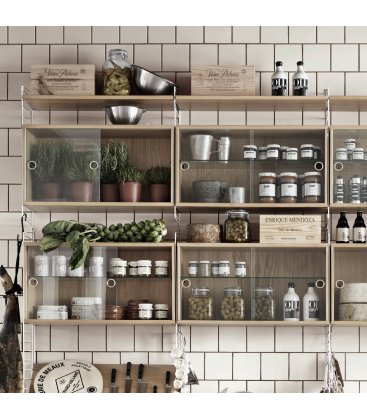 Estantería STRING con 6 cabinets de vidrio y 1 mesa plegable en roble y blanco.