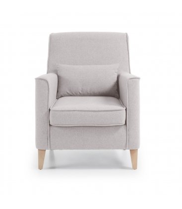 Sillón tapizado en tela beige con pies de madera natural AINA
