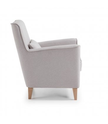 Sillón tapizado en tela beige con pies de madera natural AINA