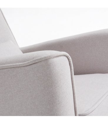Sillón tapizado en tela beige con pies de madera natural AINA