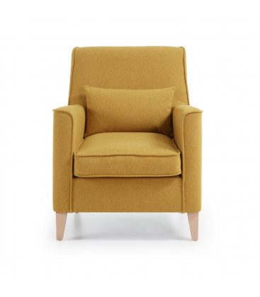 Sillón tapizado en tela mostaza con pies de madera natural AINA