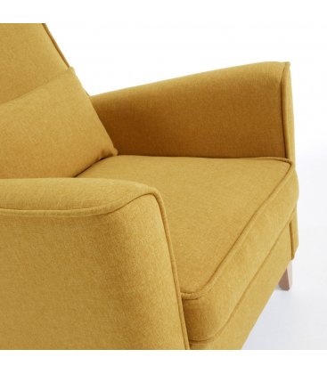 Sillón tapizado en tela mostaza con pies de madera natural AINA