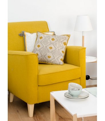 Sillón tapizado en tela mostaza con pies de madera natural AINA
