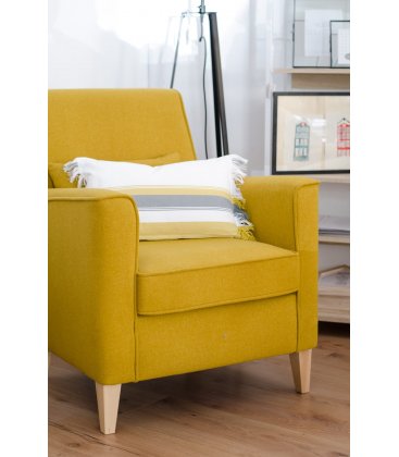 Sillón tapizado en tela mostaza con pies de madera natural AINA