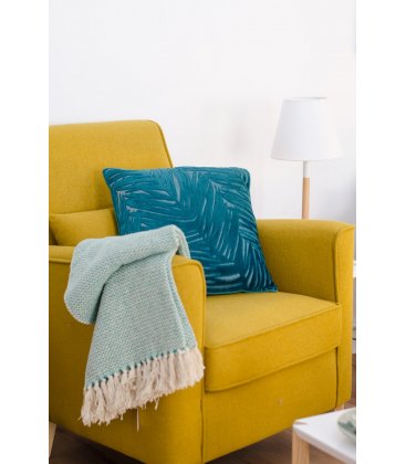 Sillón tapizado en tela mostaza con pies de madera natural AINA