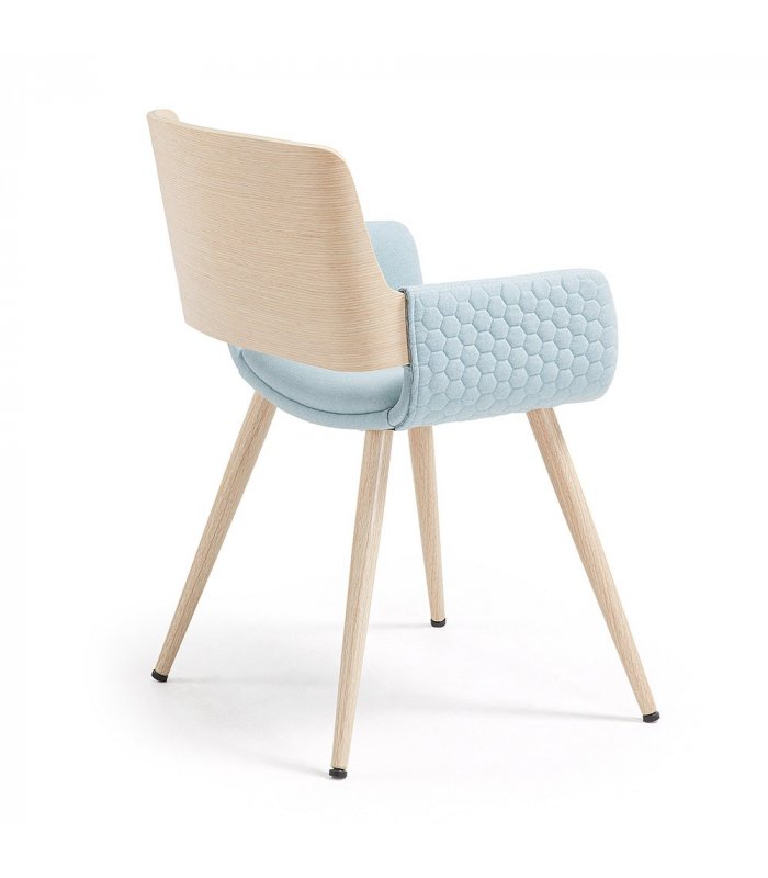 Silla madera de roble tapizada en azul claro con reposabrazos ANNE