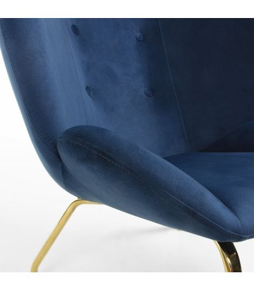 Sillón tapizado en terciopelo azul klein con patas metálicas en dorado BUTTERFLY