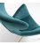 Sillón tapizado en terciopelo verde con patas metálicas en dorado BOGART