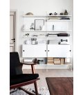Estantería STRING de 2 módulos con 2 cabinets en blanco y paneles blancos.