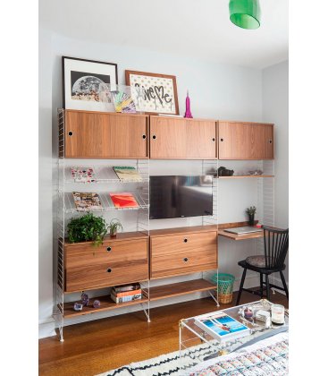 Estantería STRING de 3 módulos con 3 cabinets y 2 cajoneras en nogal con paneles blancos.