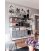 Estantería STRING suspendida con 3 módulos y 2 cabinets en gris.