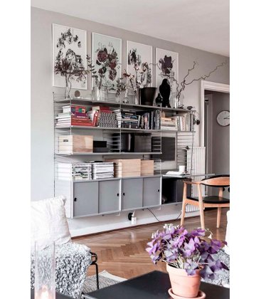 Estantería STRING suspendida con 3 módulos y 2 cabinets en gris.