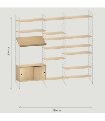 Estantería STRING de 3 módulos con 1 cabinet y 1 revistero en roble con paneles grises.