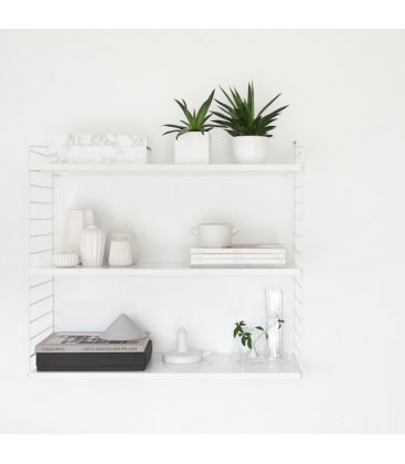 Estantería STRING POCKET en blanco.