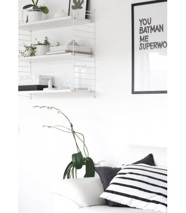 Estantería STRING POCKET en blanco.