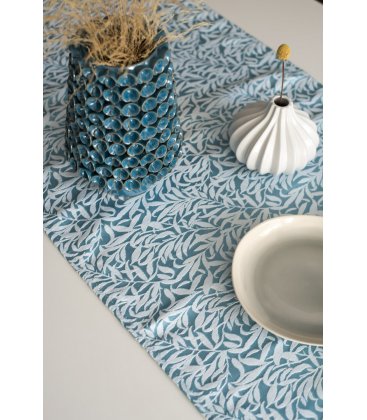 Camino de mesa azul con bordado blanco BRANCHE 50x150cm