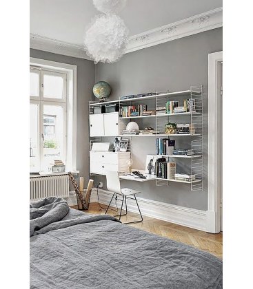 Estantería STRING suspendida de 3 módulos con 1 cabinet, 1 cajonera y 1 escritorio en blanco.