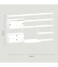 Estantería STRING suspendida de 3 módulos con 1 cabinet, 1 cajonera y 1 escritorio en blanco.