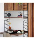 Estantería STRING suspendida de 1 módulo con 1 cabinet y 1 escritorio en nogal y negro.