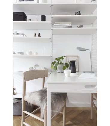 Estantería STRING de 2 módulos con 1 escritorio plegable en blanco.