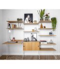 Estantería STRING de 3 módulos con 1 cabinet y 1 escritorio en roble con paneles blancos.