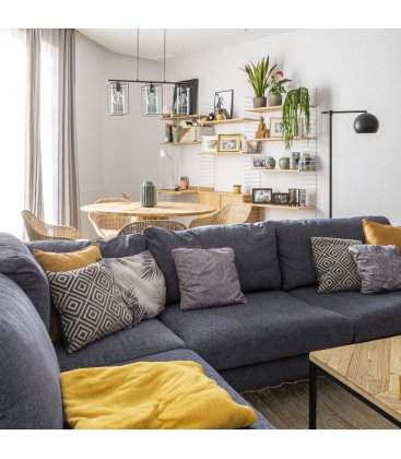 Estantería STRING de 3 módulos con 1 cabinet y 1 escritorio en roble con paneles blancos.