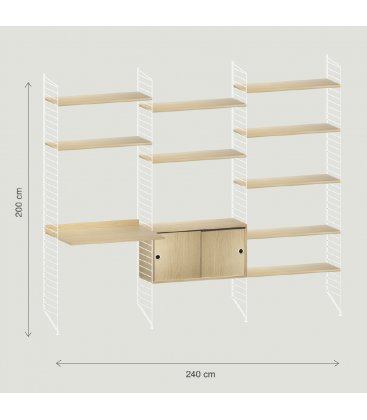 Estantería STRING de 3 módulos con 1 cabinet y 1 escritorio en roble con paneles blancos.