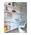 Estantería STRING de 3 módulos con 2 cabinets y 2 escritorios en blanco.